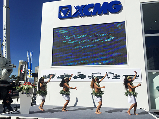 徐工展區(qū)充滿異域風(fēng)情的歌舞表演